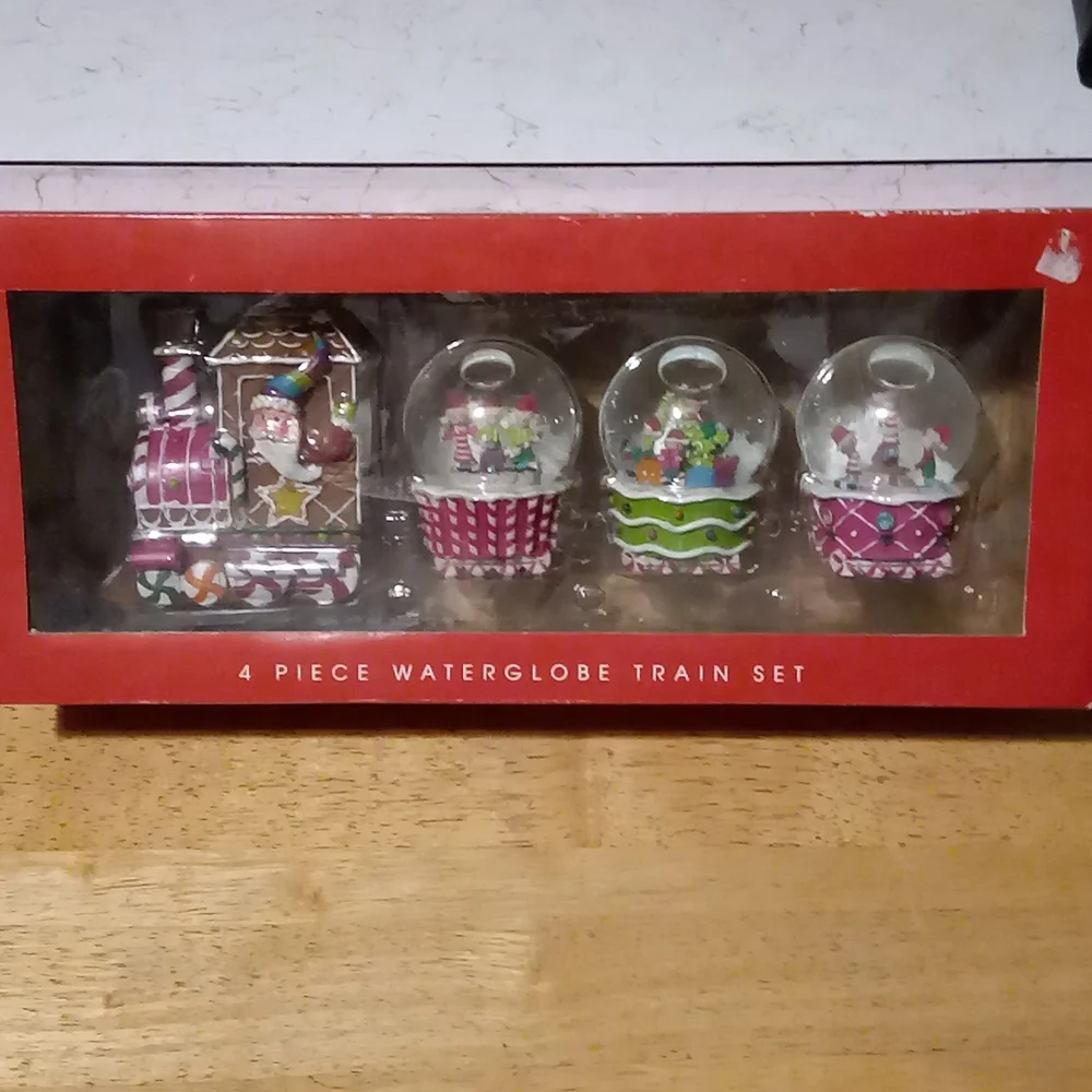 North Pole Trading 4 Piece Waterglobe Train Set